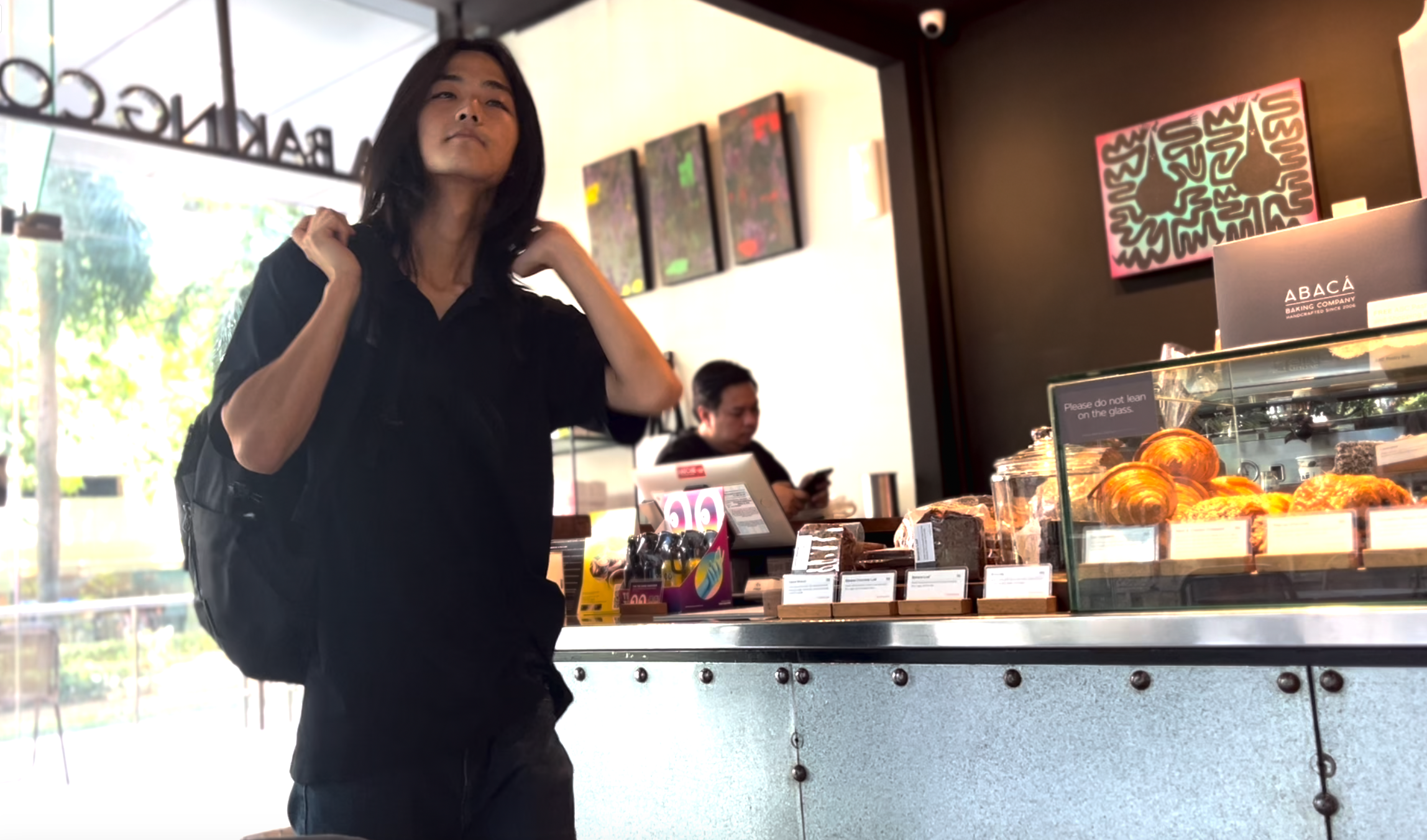 Ftakumi ordering at a cafe