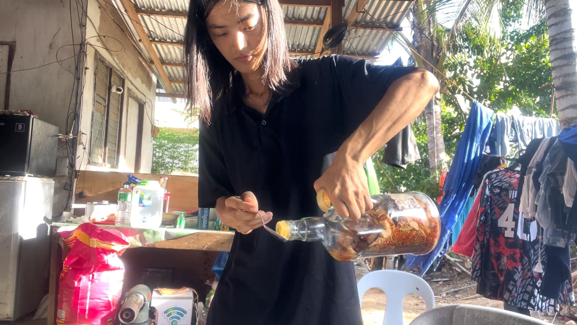 a guy putting suka