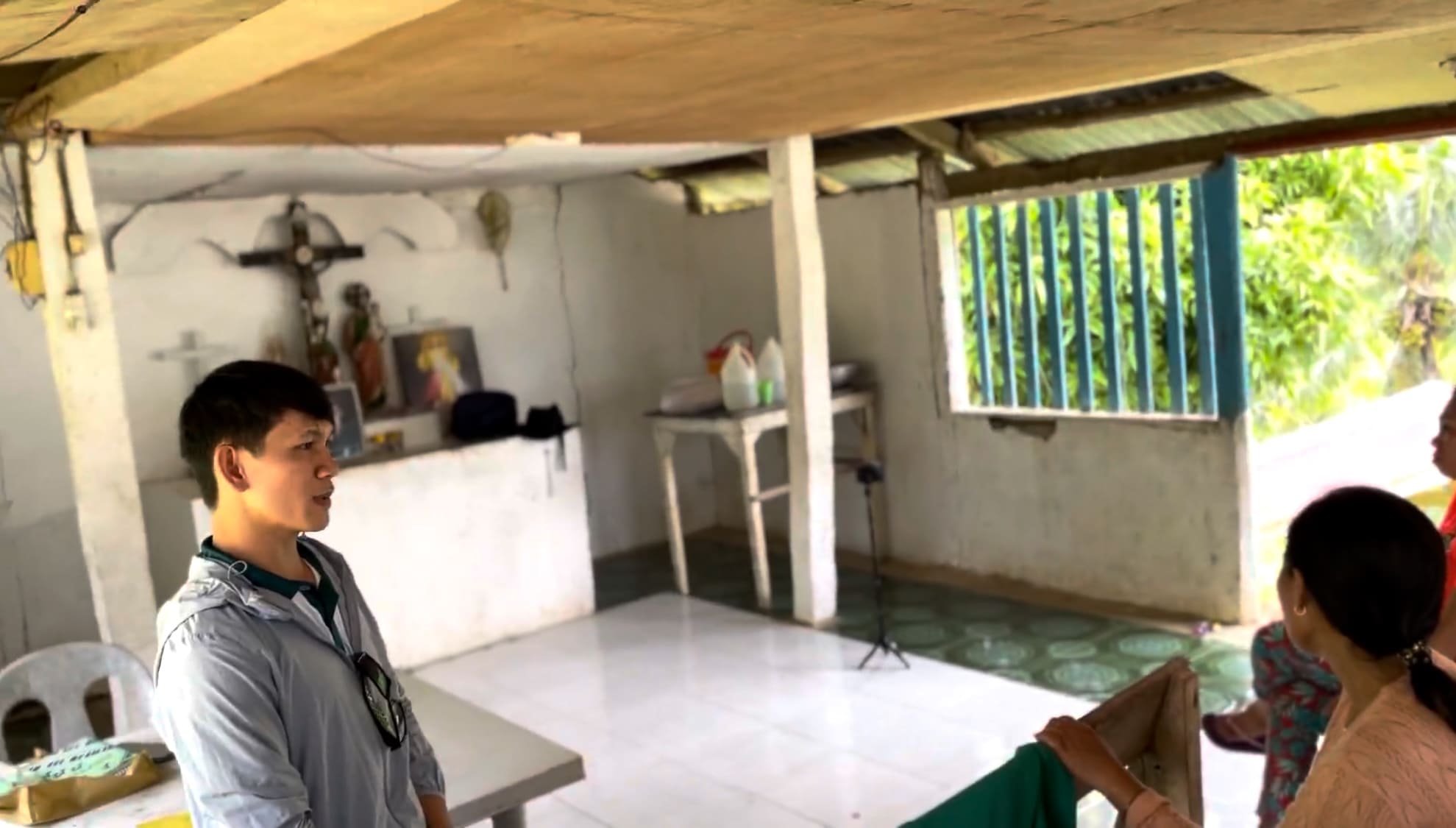 Man speaking to farmers during a farmers association meeting in Barangay Amancion, Catmon
