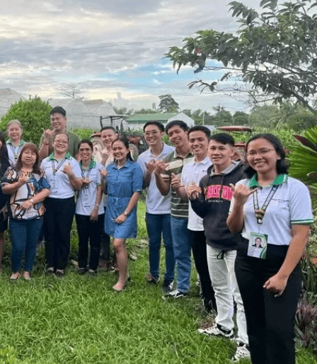 A group photo with more than ten people