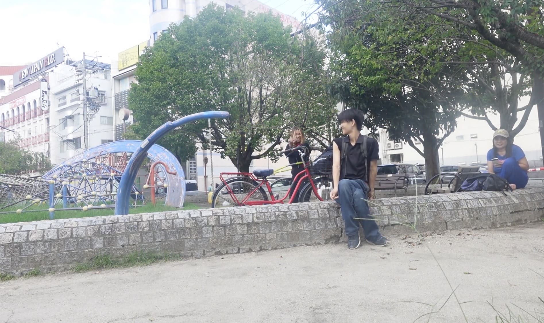 Man talking with two Filipino women at Ikeda Park in Nagoya
