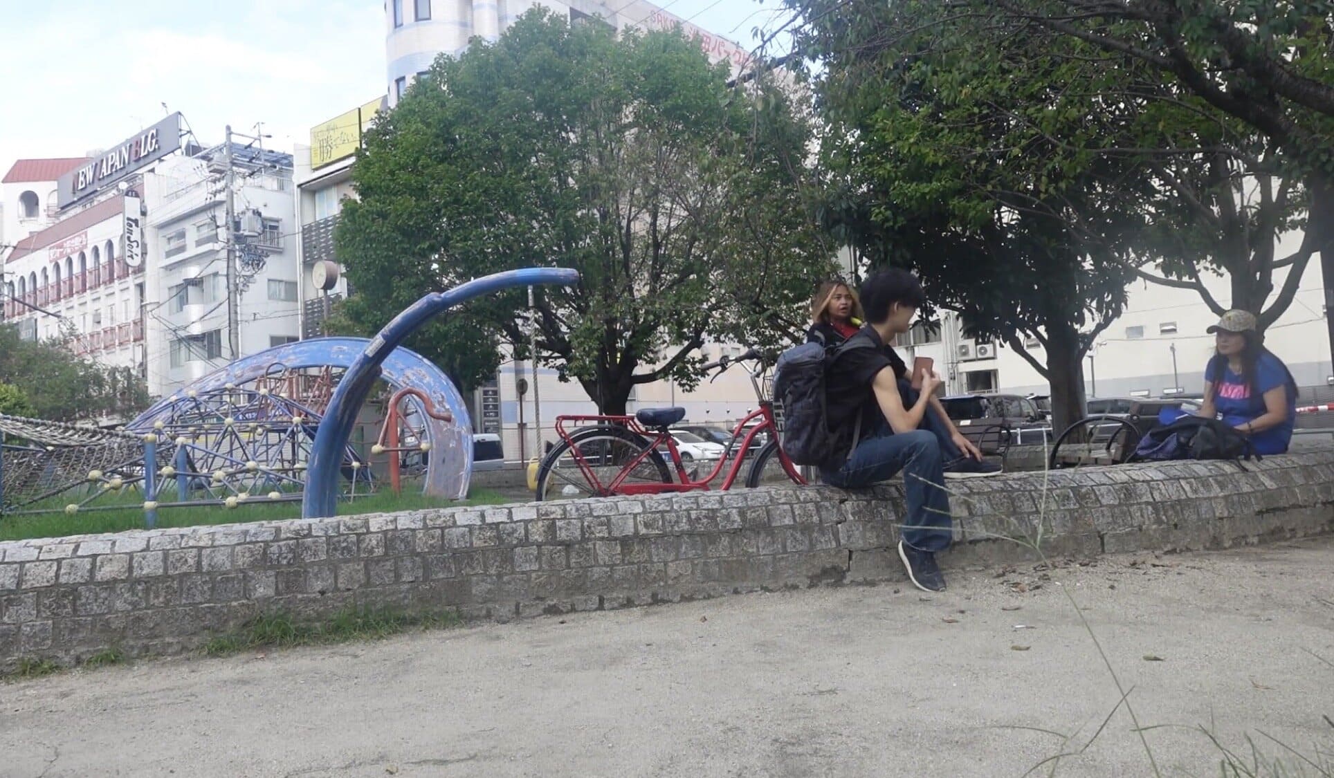 A man talking with two women at Ikeda Park in Nagoya, Japan